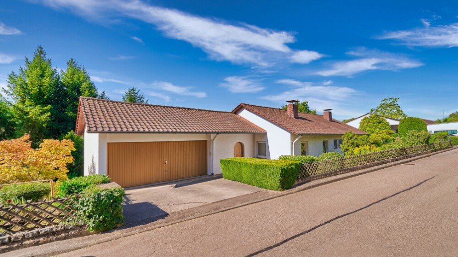 Hausansicht Nord-Ost mit Doppelgarage Chalet Remseck am Neckar