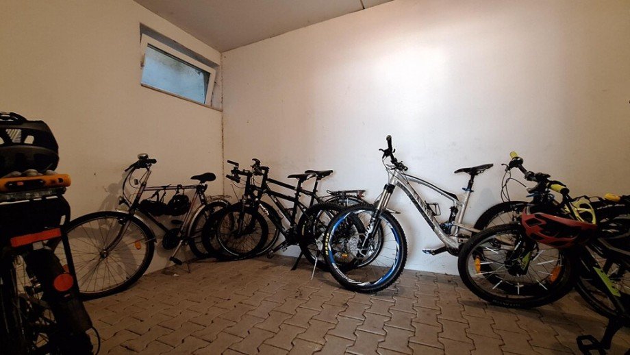sicheres Abstellen - aufger�umter Fahrradraum direkt im Objekt Etagenwohnung Affalterbach