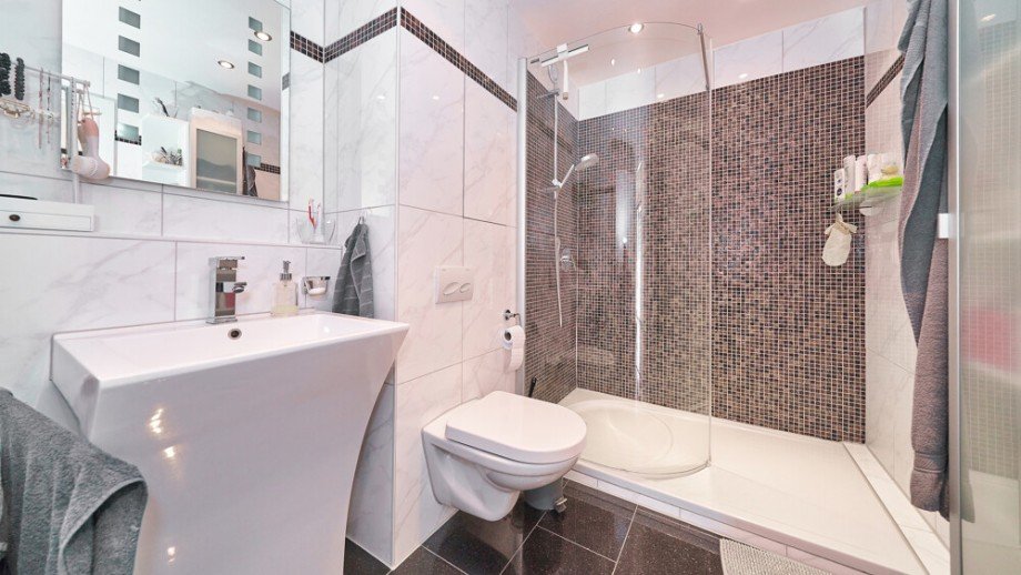 Elegante Verglasung & Mosaik-Details Etagenwohnung Bietigheim-Bissingen / Bissingen