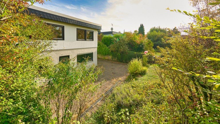 Aussenansicht Oberstenfeld Bungalow Platz f�r alle(s) -Gro�z�giges Einfamilienhausmit Einliegerwohnungauf gro�em Grundst�ck!