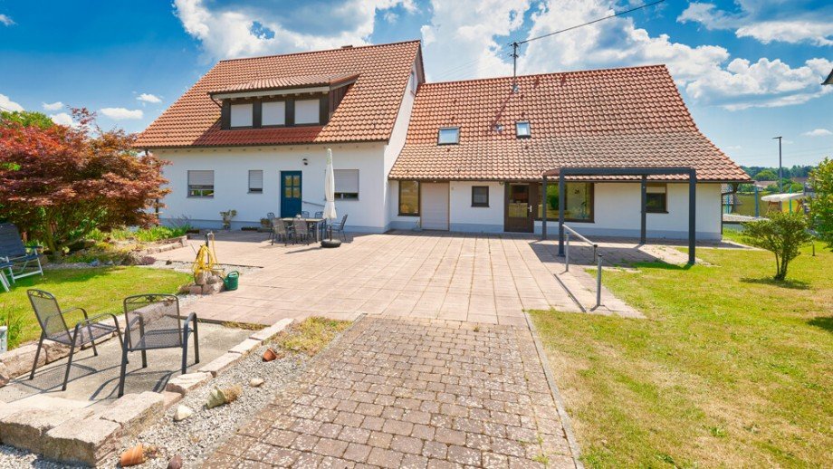 Aussenansicht Terrassenseite Zweifamilienhaus W�stenrot / Schweizerhof