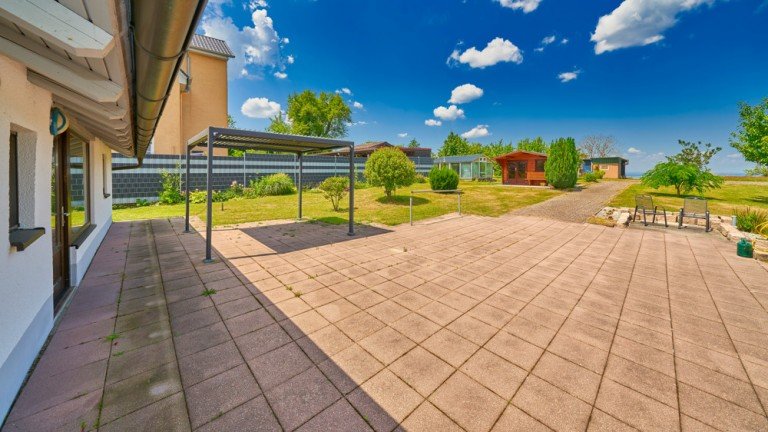 Terrasse W�stenrot / Schweizerhof Doppelhaush�lfte Idyllisches Wohnen im Gr�nenGepflegte Doppelhaush�lfteauf gro�em Grundst�ckmit Potenzial