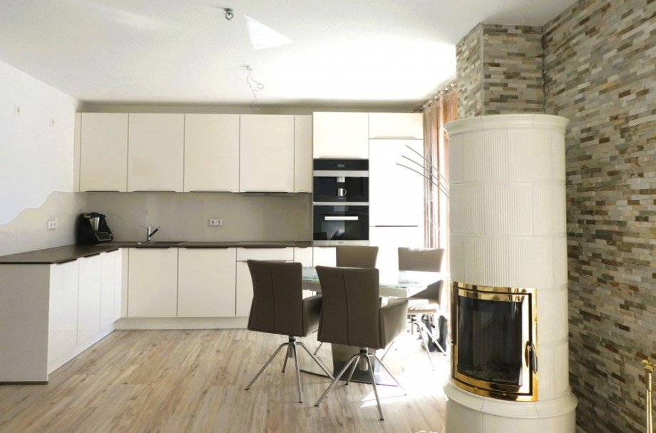 Blick zum K�chenbereich mit Kachelofen Etagenwohnung Neckarsulm / Amorbach