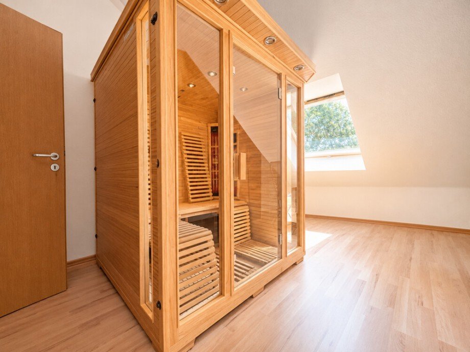 Kinderzimmer oder Office 1 mit Rotlichtkabine Dachgeschosswohnung Gro�bottwar