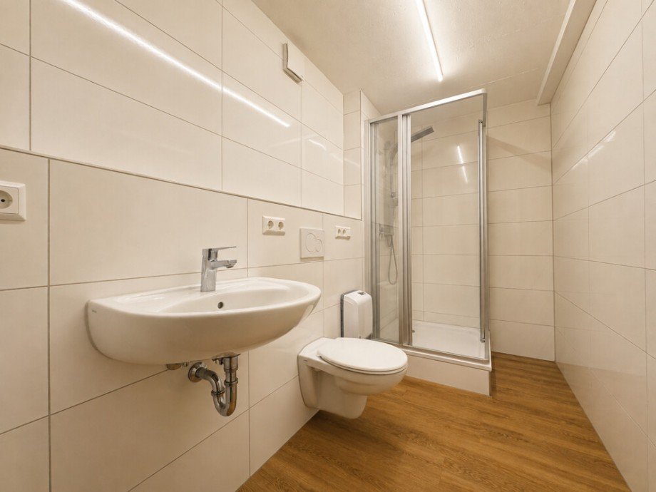 Badezimmer UG Doppelhaush�lfte Abstatt