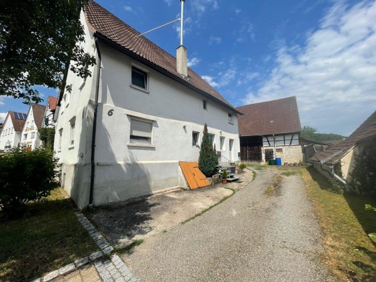 Ansicht Haus + Scheune Sachsenheim-Ochsenbach Zweifamilienhaus Fachwerkcharme trifft Potenzial - Zweifamilienhaus mit gro�er Scheune in Sachsenheim-Ochsenbach