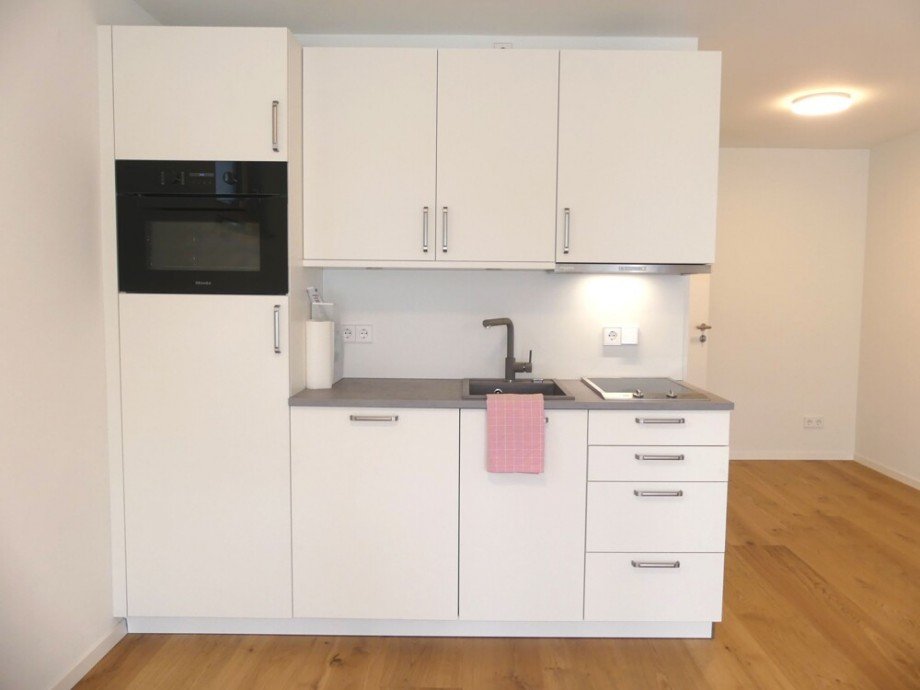 Schicke Einbauk�che mit neuen technischen Ger�ten Erdgeschosswohnung Ludwigsburg / Neckarweihingen