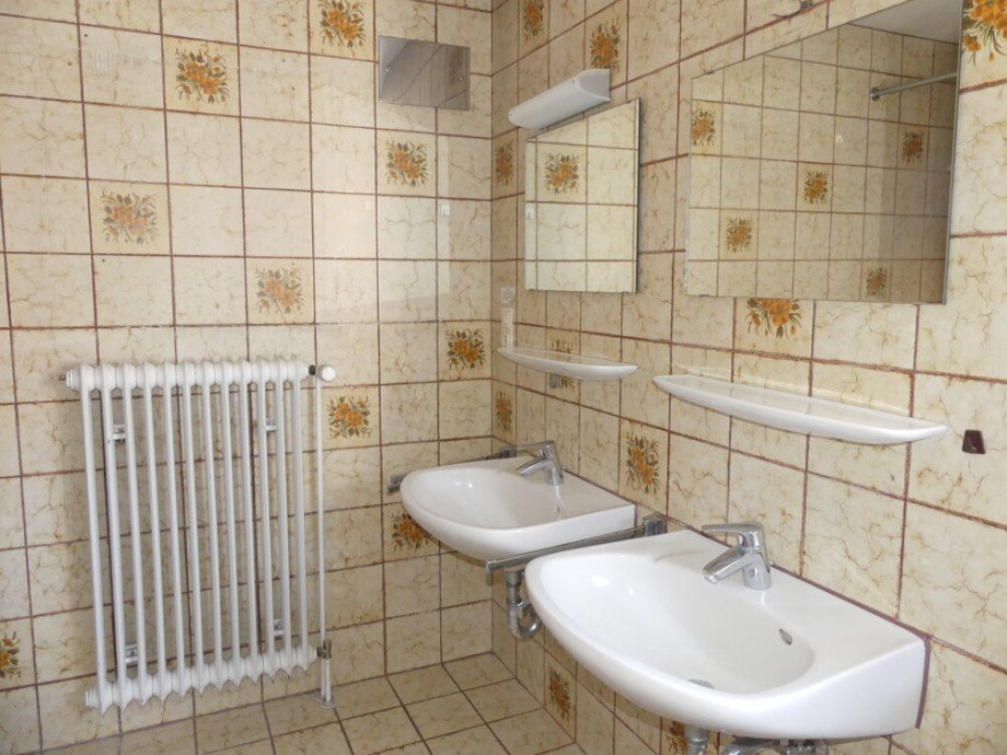 OG: Tageslicht Badezimmer Doppelhaush�lfte Marbach