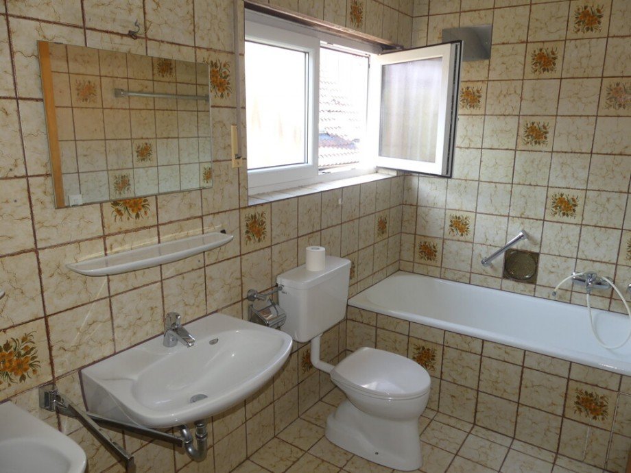 OG: Tageslicht Badezimmer Doppelhaush�lfte Marbach