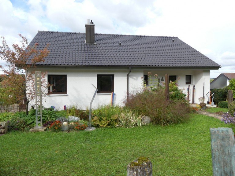 Hausansicht Eingang Wiernsheim / Serres Einfamilienhaus Hier ist viel Platz f�r die ganze Familie -Freistehendes Einfamilienhausmit riesigem Garten!