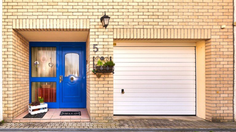 Hausansicht_Strasse_03 Freiberg am Neckar / Beihingen Reihenmittelhaus Das Nest ist fertig!Modernisiertes Reihenmittelhaus in ruhiger Wohnlage von Freiberg am Neckar