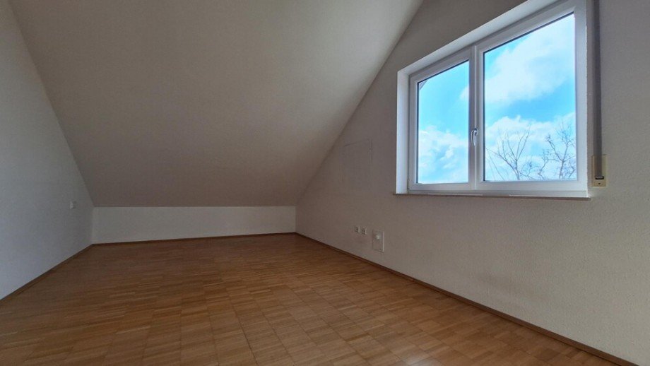 tr�umen unter dem Dach - behagliches Schlafzimmer in Holzoptik Etagenwohnung Affalterbach