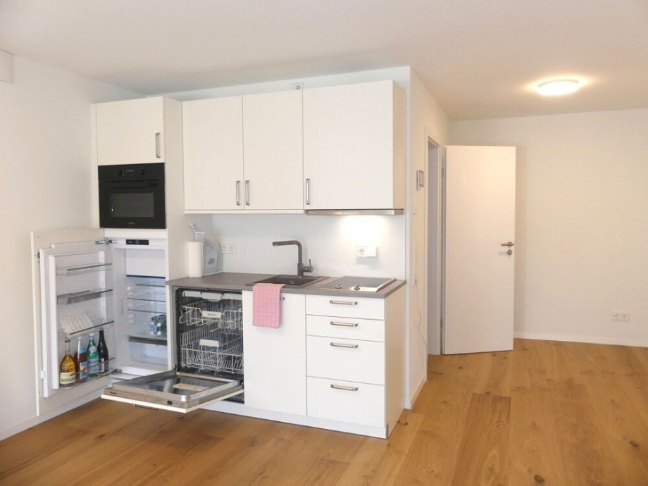Schicke Einbauk�che mit neuen technischen Ger�ten Erdgeschosswohnung Ludwigsburg / Neckarweihingen
