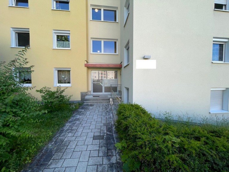 Eingangsbereich Schwieberdingen Etagenwohnung Vermietete 3-Zimmer-Wohnung mit Balkon und Tiefgaragenstellplatz in Schwieberdingen