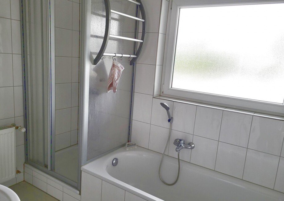 Badezimmer_Dusche_Badewanne Reihenmittelhaus Neckarwestheim