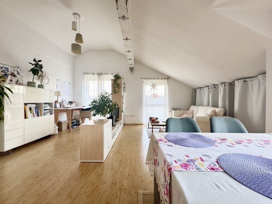 Wohnen/Essen/Kochen Dachgeschosswohnung Oberstenfeld