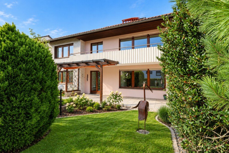 Modernes Haus mit bl�hendem Garten Dachgeschosswohnung Sachsenheim
