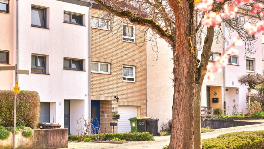 Hausansicht_Strasse_04 Reihenmittelhaus Freiberg am Neckar / Beihingen