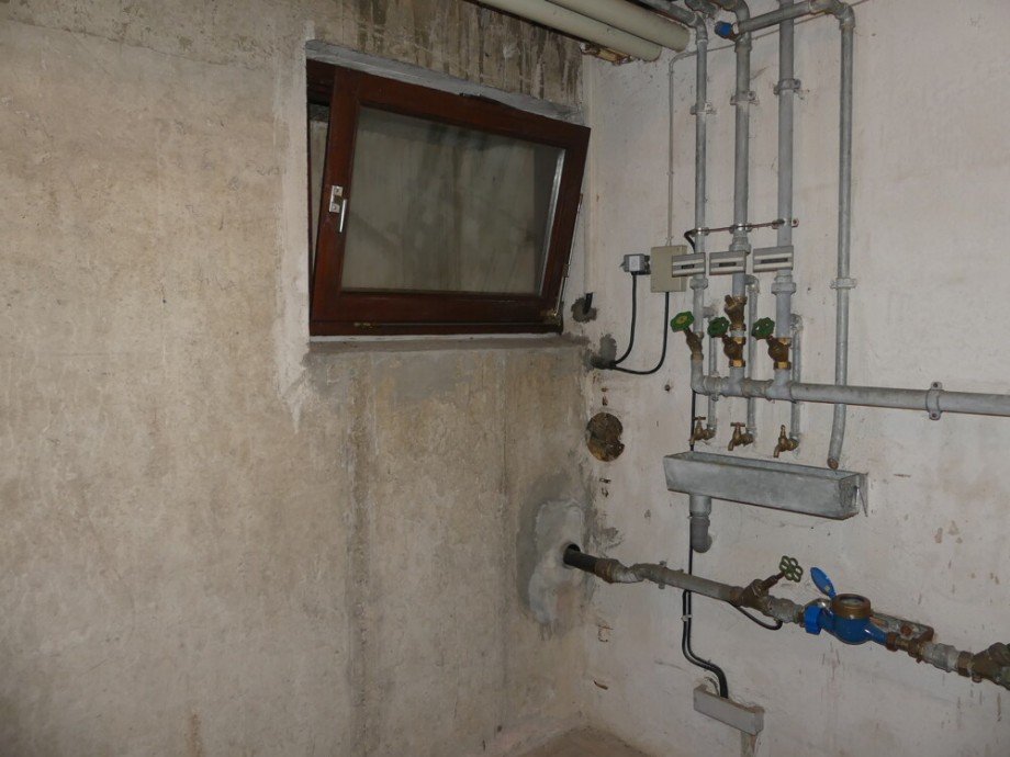 UG: Keller Doppelhaush�lfte Marbach