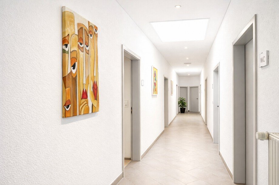 Moderne Flur mit abstrakter Kunst 7 B�rofl�che Bietigheim-Bissingen