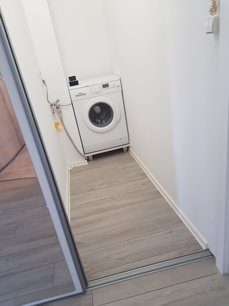 Nische_Waschm Etagenwohnung Stuttgart / Rot