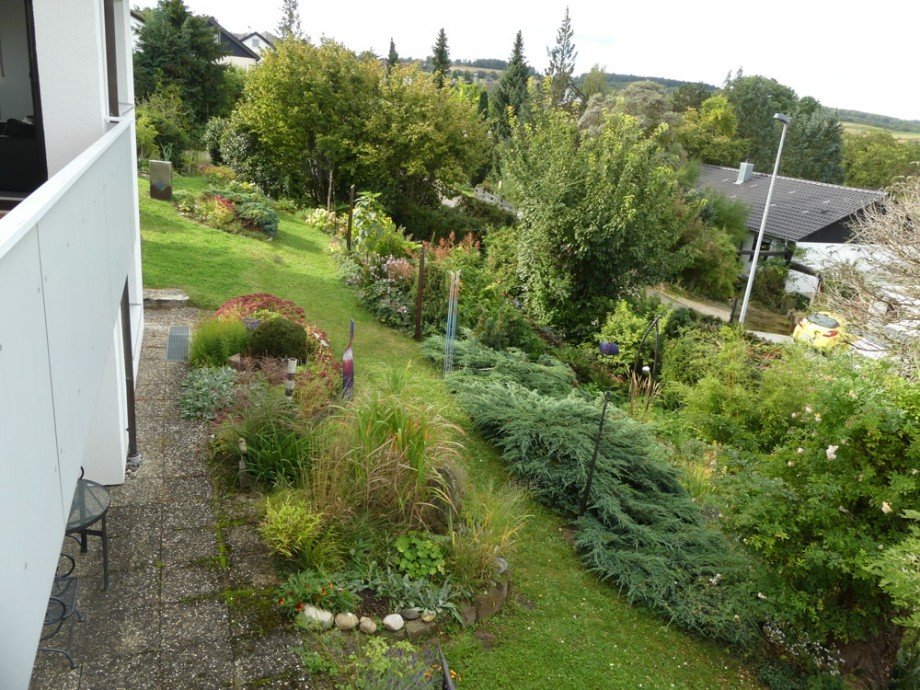 Blick vom Balkon in den Garten Einfamilienhaus Wiernsheim / Serres