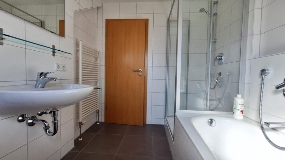 Wellness-Oase mit Tageslicht - entspannen in der Wanne oder Erfrischen unter der Dusche Etagenwohnung Affalterbach