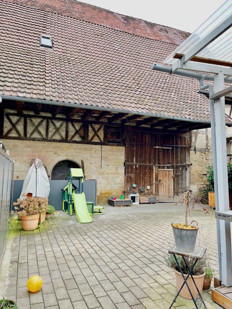 Hof & Scheune Mehrfamilienhaus Ludwigsburg / Pflugfelden