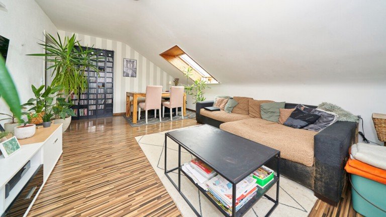 Lichterf�llter Lebensraum Remseck am Neckar / Hochdorf Dachgeschosswohnung Sonnige Dachgeschosswohnung mit Weitblick und Potenzial in Remseck-Hochdorf