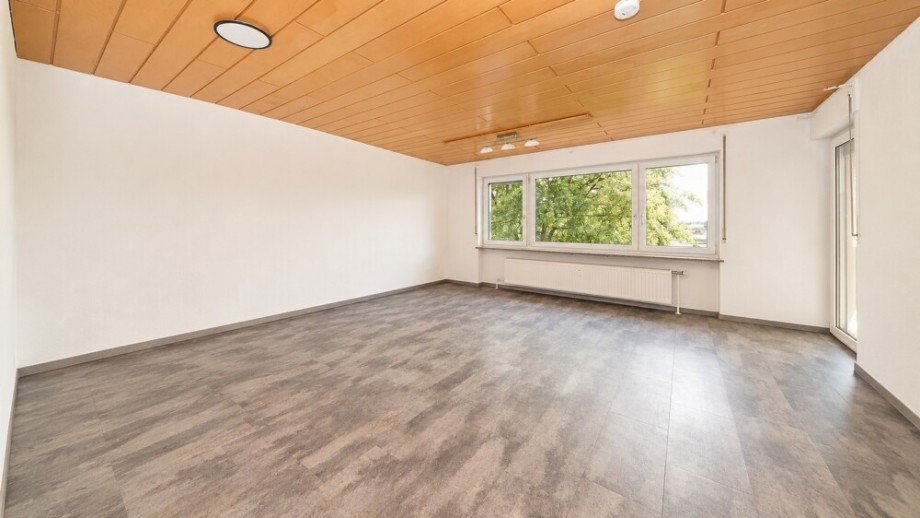 Wohnzimmer mit KI ger�umt Etagenwohnung Marbach am Neckar