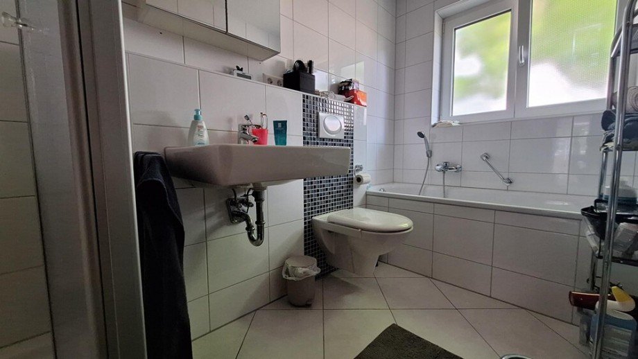 Wellness im Alltag - Badezimmer mit Tageslicht, Wanne, Dusche und WC Erdgeschosswohnung Ludwigsburg