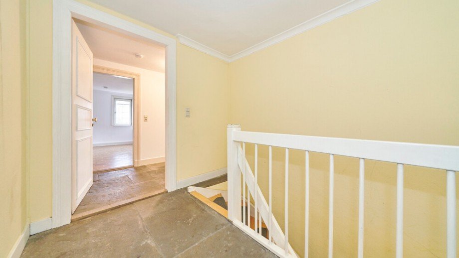 Treppenhaus_Wohnungseingang Dachgeschosswohnung Bietigheim-Bissingen